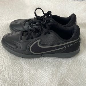 Nike Jr. Tiempo legend 9 Club IC indoor court soccer shoes
